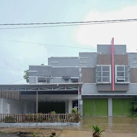 מלון Reddoorz At Lapangan Bandara Sam Ratulangi מנאדו מראה חיצוני תמונה