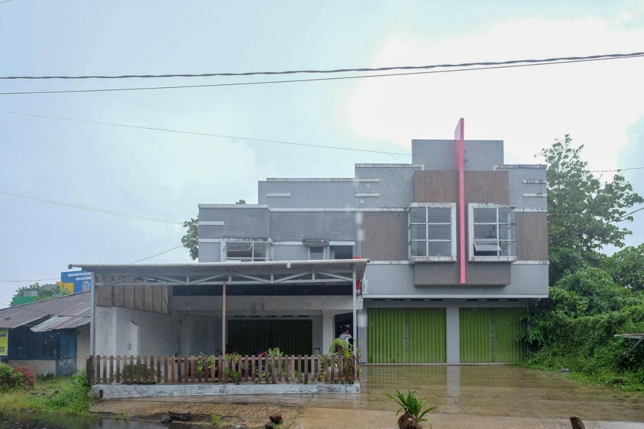 מלון Reddoorz At Lapangan Bandara Sam Ratulangi מנאדו מראה חיצוני תמונה
