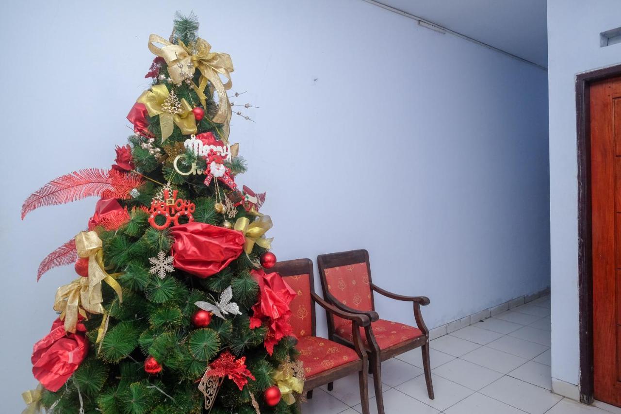 מלון Reddoorz At Lapangan Bandara Sam Ratulangi מנאדו מראה חיצוני תמונה