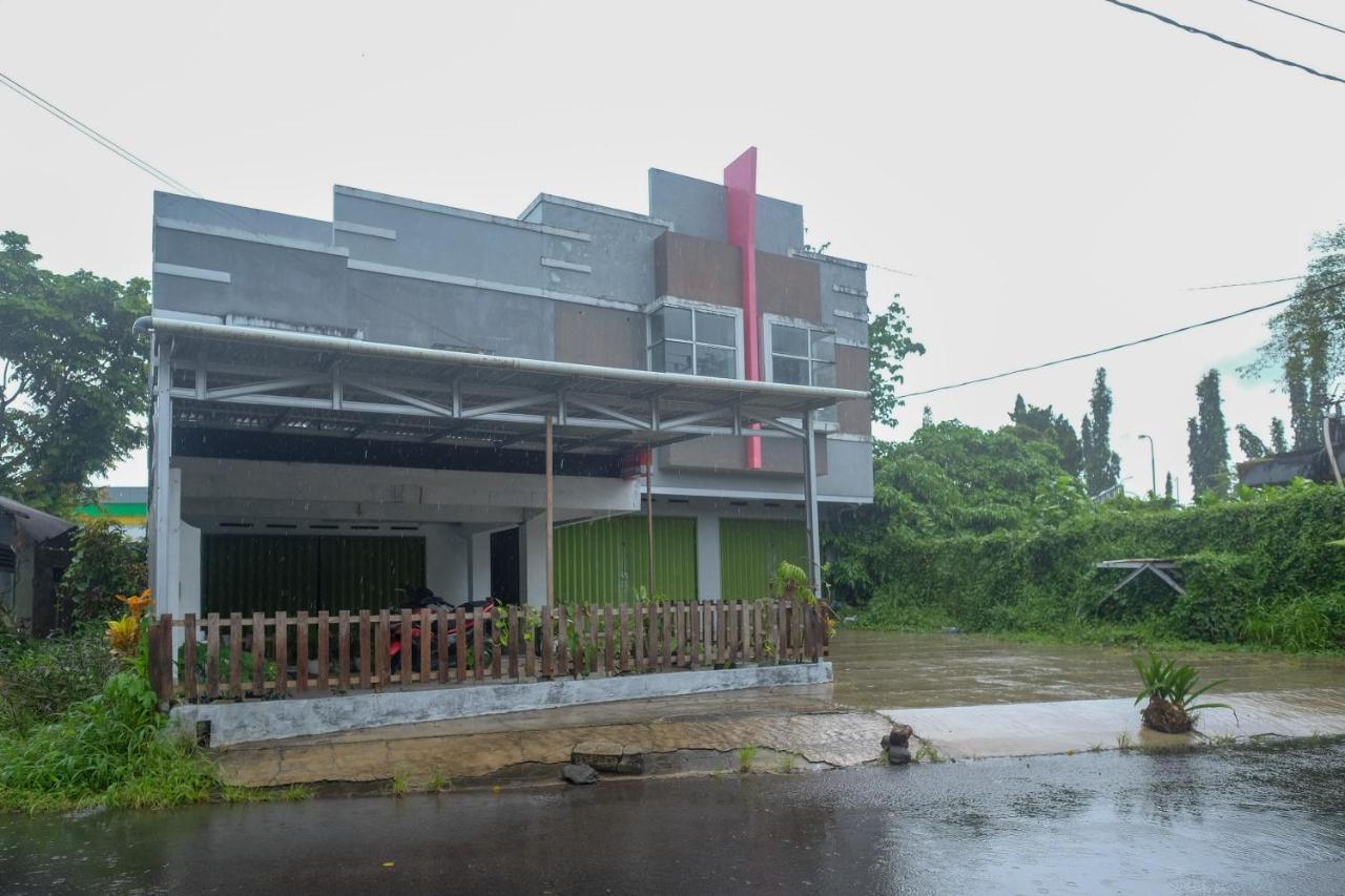 מלון Reddoorz At Lapangan Bandara Sam Ratulangi מנאדו מראה חיצוני תמונה